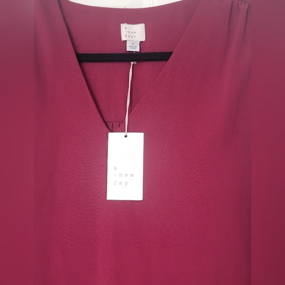 NWT! Long Sleeve V-Neck Shift Dress - Picture 4 of 4